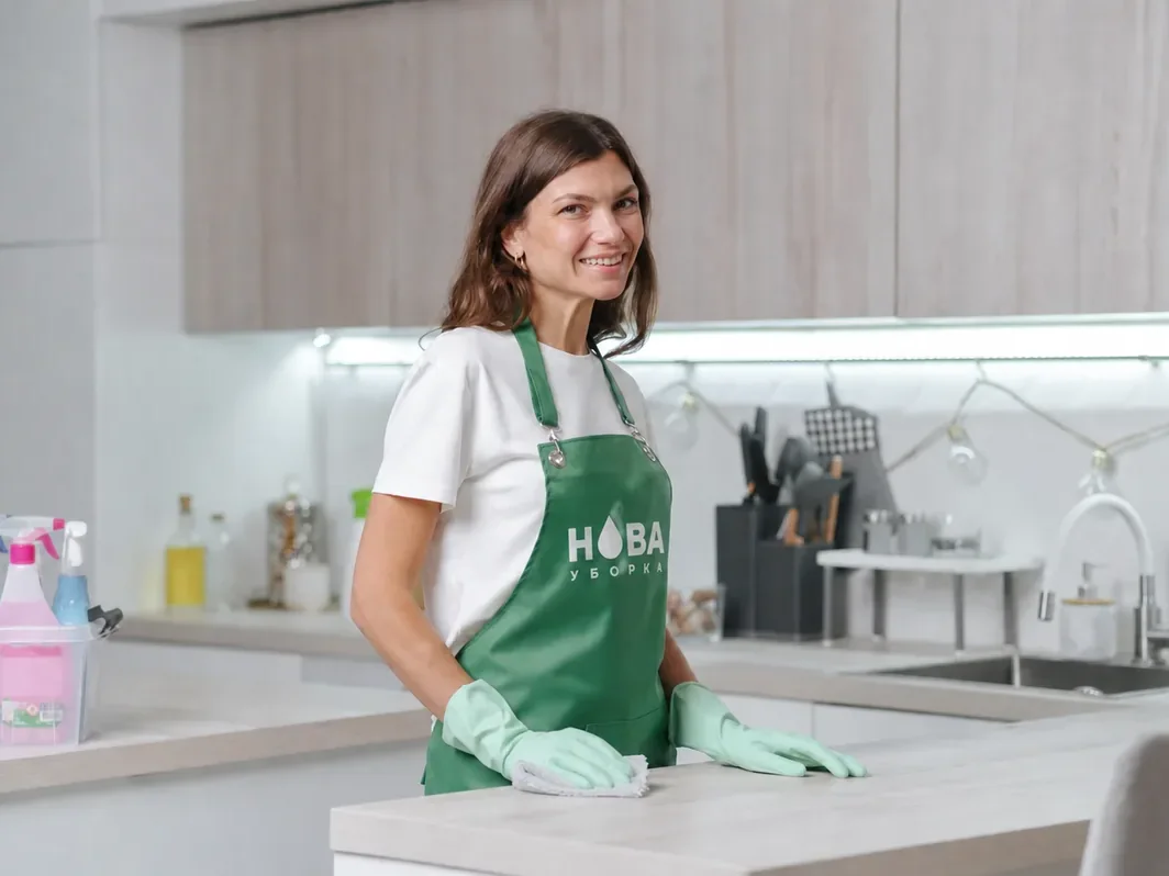 Срочная уборка квартиры в Кургане — клинер НОВА за работой
